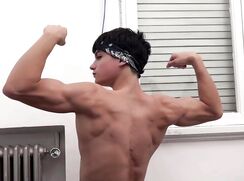 Sasukeuhchia sexy flexing