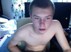 Hottie gets online to chat with a girl and jerk off