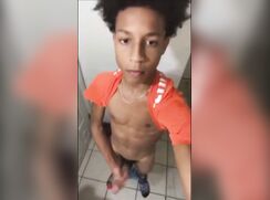 Un jeune africain se branle et jouis