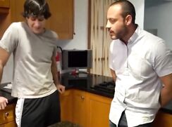 Beau père et beau fils se draguent