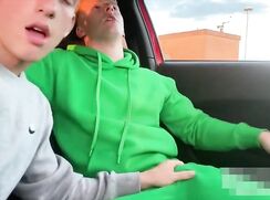 Il suce un ami dans sa voiture en lieu public