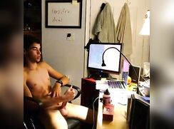Twink comes back from shower to enjoy some porn