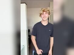 Jeune blond se branle 1