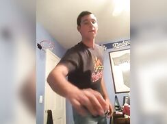 Étudiant sportif montre son corps