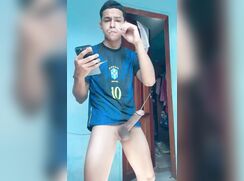 Garoto exibindo @mlkpauzudoo