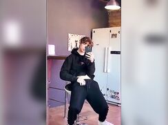 Tik Toker jorks his peen