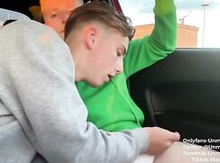 Jeune couple adore baiser