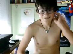 Jeune à lunettes se branle
