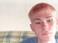 PRETTY TWINK JERKS OFF ON WEBCAM
