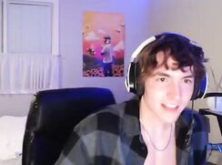 Il s'exhibe et se branle en chat cam