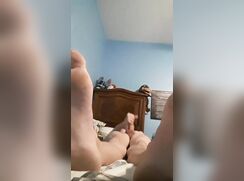 Oliver cums while showing big feet