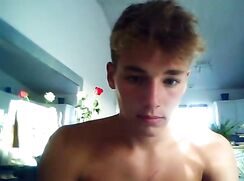 Jeune mec peureux se branle
