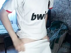 Very verbal and moaning twink jerks off