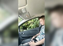 Jeune mec se branle dans sa voiture