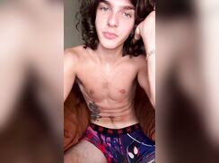 Very sexy twink, kinda like a modern day hippie type