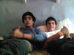 VENEZULAN FRIENDS JERK OFF TOGHETER
