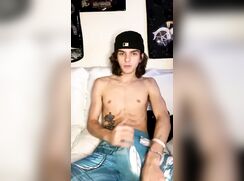 Sweet and sexy skaterboy