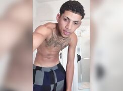 Garoto pauzudo dotado exibicionista