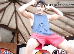 Danseur brésilien très sexy donne tout
