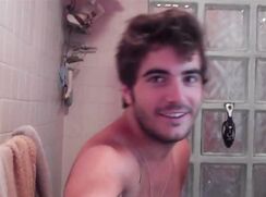 Mec mate son pote sous la douche et le filme en direct