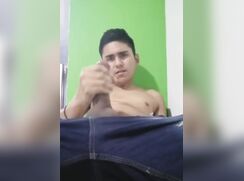 Latino dude squirts cum all over himself