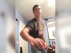Strip tease et branle d'un étudiant en vidéo