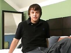 Beau jeune mec se branle pour un casting