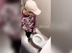 Menino goza masturbando no banheiro público