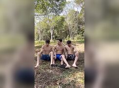 Dreier im Freien in einem öffentlichen Park