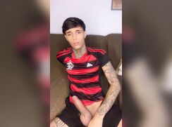 Vitor Hugo masturbando de camisa