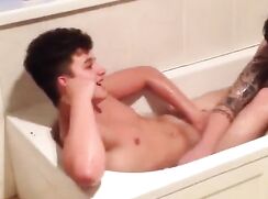 Vintage webcam: Bathing British lads