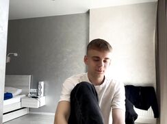 GORGEOUS TWINK SHOWS BEAUTIFUL FEET