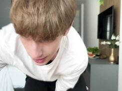 HUNG MASON SHOWS SEXY FEET