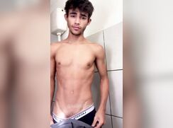 Kaleb é um garoto sorridente masturbando