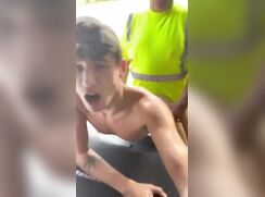 Jeune apprenti baisé par son vieux patron au travail