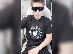 xavier2fine 18 year old twunk jerks-off