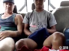 Ils se branlent dans la voiture avec un jeune latino