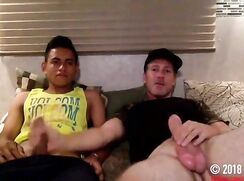 Branle et suce avec un jeune Latino couple sex