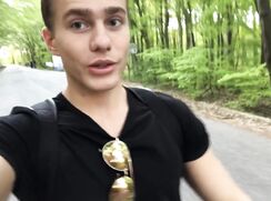 AHV-HD - Selfies in public park