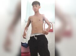 Menino asiático deixa seu pau bem peludo