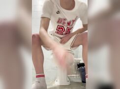 Elias Twink moans loudly while getting off in public bathroom
