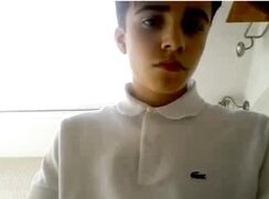 Jeune latino se branle