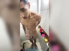 Filmando um menino no banho