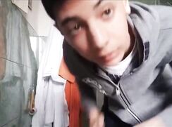Jeune italien se branle et jouis dans sa chambre
