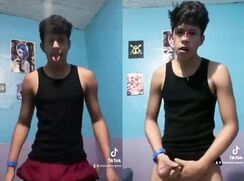 Latino se branle et jouis (Tik Tok)