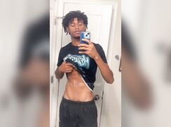 Garoto dotado exibindo sua beleza