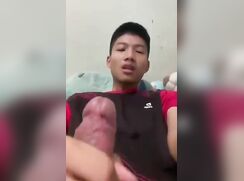 Horny guy jerks-off and cums all over his own face. Hot!