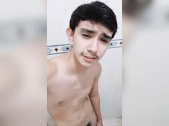 Garoto latino masturbando seu pênis peludo