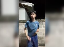 Menino bate uma punheta no quintal
