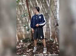 Chavito desnudandose en un lugar publico